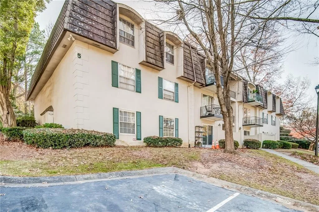 725 Dalrymple Road Unit 5a, Sandy Springs, Georgia 30328, 2 Bedrooms Bedrooms, ,2 BathroomsBathrooms,Residential,Sold,725 Dalrymple Road Unit 5a,6977257