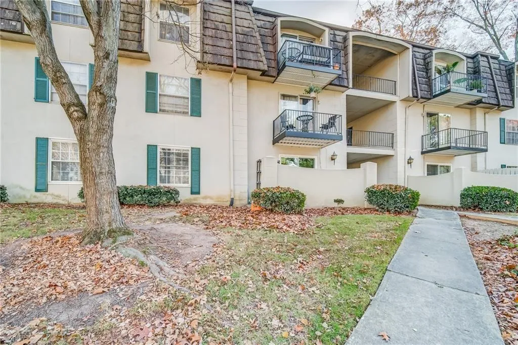 725 Dalrymple Road Unit 5a, Sandy Springs, Georgia 30328, 2 Bedrooms Bedrooms, ,2 BathroomsBathrooms,Residential,Sold,725 Dalrymple Road Unit 5a,6977257
