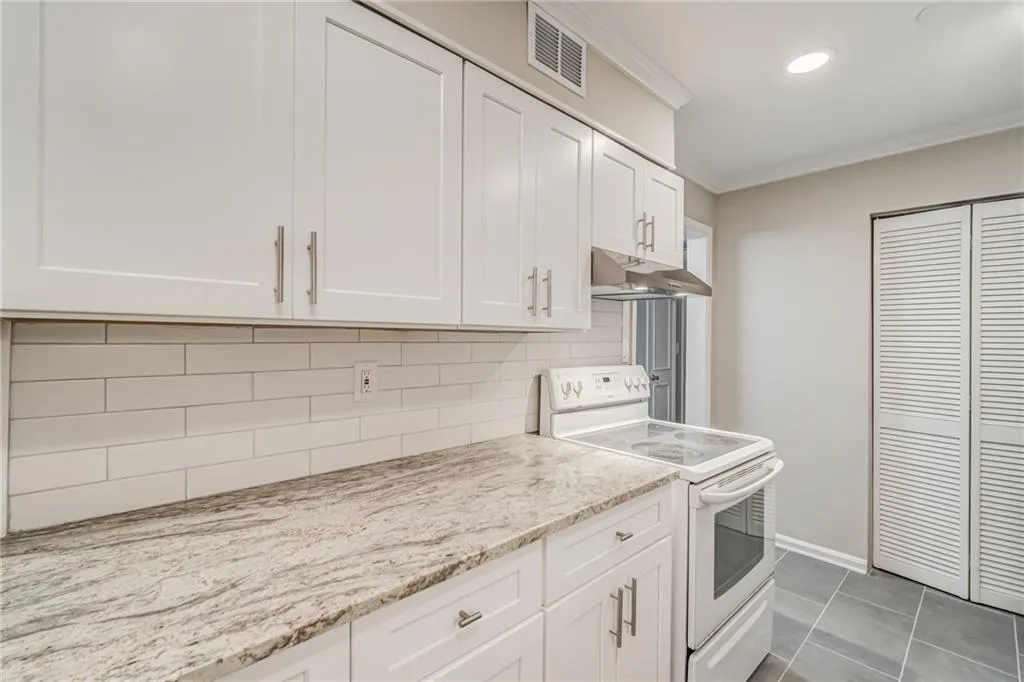 725 Dalrymple Road Unit 5a, Sandy Springs, Georgia 30328, 2 Bedrooms Bedrooms, ,2 BathroomsBathrooms,Residential,Sold,725 Dalrymple Road Unit 5a,6977257