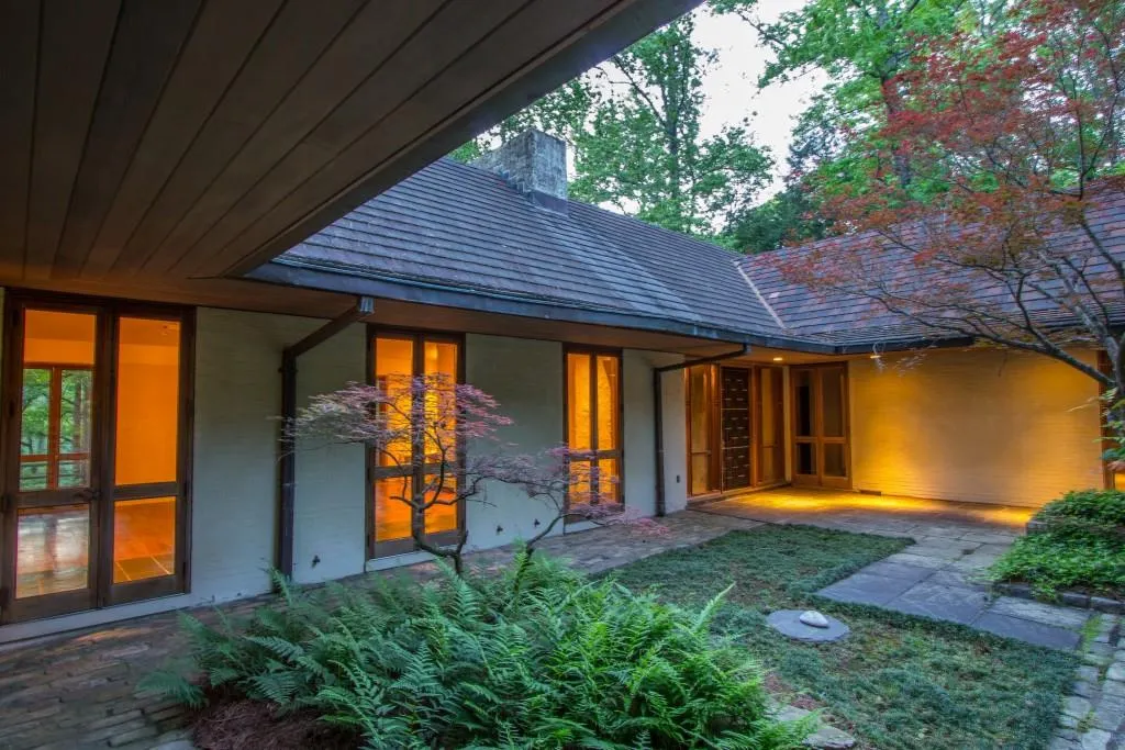 2012 W Paces Ferry Road Nw, Atlanta, Georgia 30327, 4 Bedrooms Bedrooms, ,5 BathroomsBathrooms,Residential,Sold,2012 W Paces Ferry Road Nw,5843239