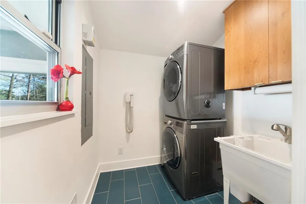 6390 Colewood Court, Atlanta, Georgia 30328, 5 Bedrooms Bedrooms, ,3 BathroomsBathrooms,Residential,Sold,6390 Colewood Court,6687257