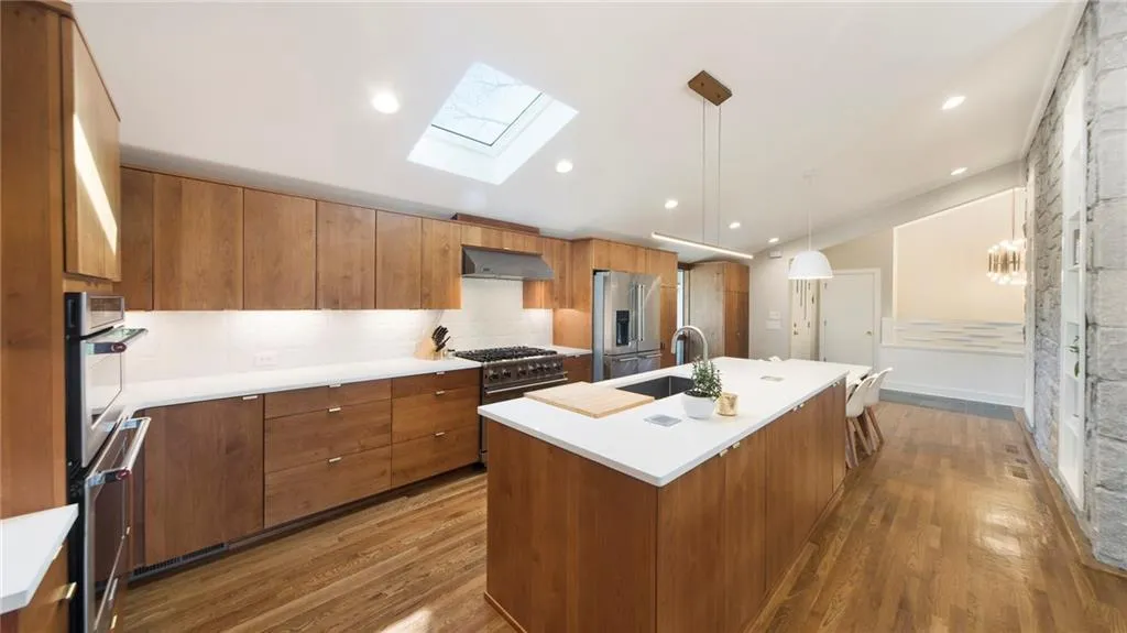 6390 Colewood Court, Atlanta, Georgia 30328, 5 Bedrooms Bedrooms, ,3 BathroomsBathrooms,Residential,Sold,6390 Colewood Court,6687257