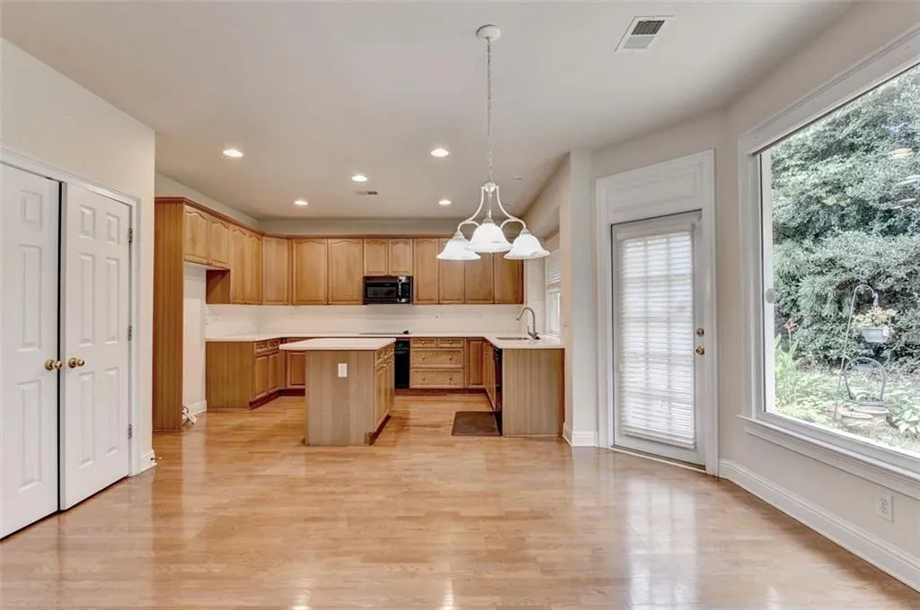 6350 Glen Oaks, Atlanta, Georgia 30328, 4 Bedrooms Bedrooms, ,4 BathroomsBathrooms,Residential,For Sale,6350 Glen Oaks,7632674