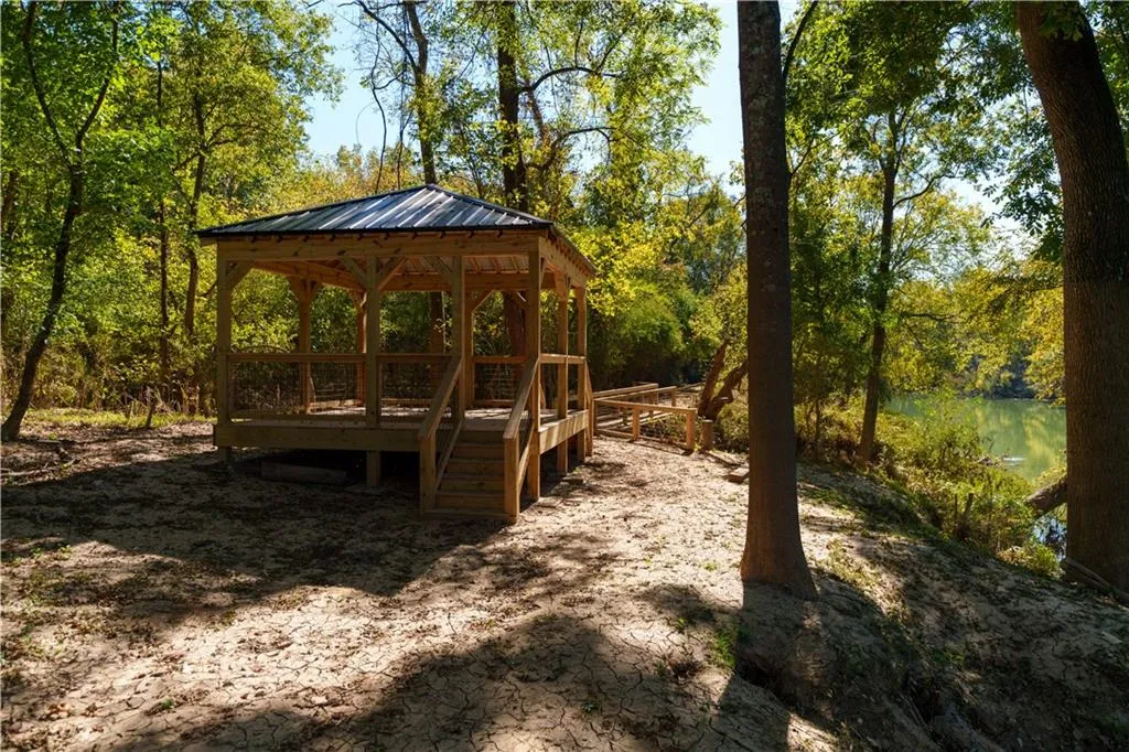 Access to Chattahoochee River-side property