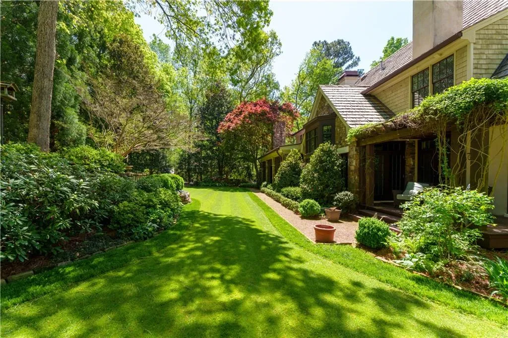 2167 W Wesley Road Nw, Atlanta, Georgia 30327, 5 Bedrooms Bedrooms, ,4 BathroomsBathrooms,Residential,For Sale,2167 W Wesley Road Nw,7655633