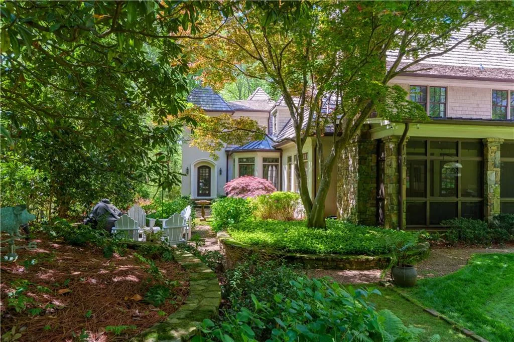 The most beautiful gardens, an outdoor shower and separate bathroom.
