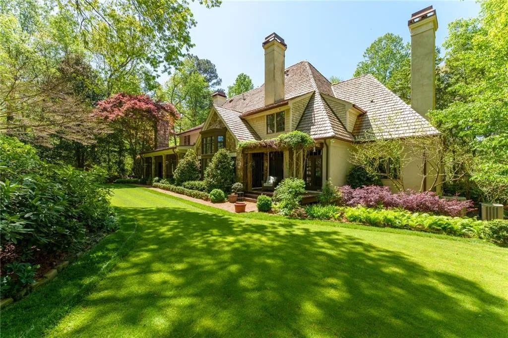 2167 W Wesley Road Nw, Atlanta, Georgia 30327, 5 Bedrooms Bedrooms, ,4 BathroomsBathrooms,Residential,For Sale,2167 W Wesley Road Nw,7655633