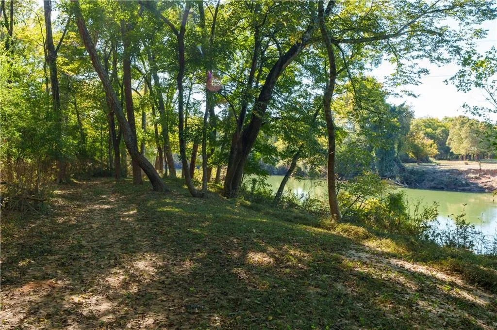 Access to Chattahoochee River-side property