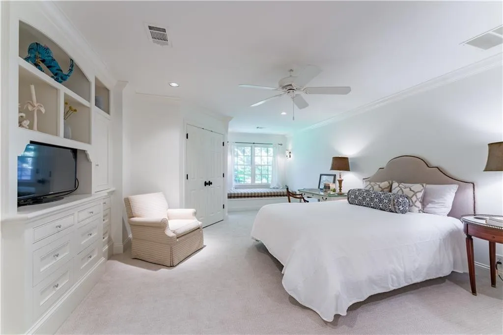 2nd very private primary suite.
