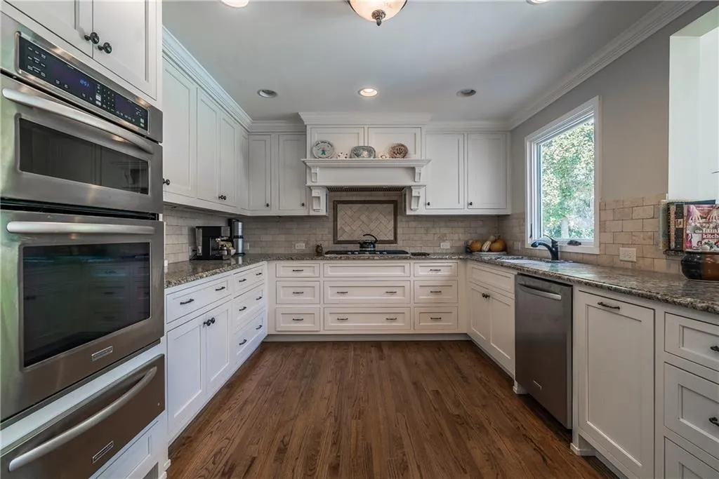 5245 Kenbrook Way, Sandy Springs, Georgia 30327, 4 Bedrooms Bedrooms, ,3 BathroomsBathrooms,Residential,Sold,5245 Kenbrook Way,5943699