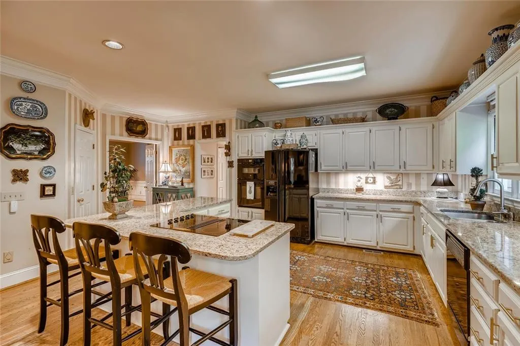 8260 Grogans Ferry Road, Sandy Springs, Georgia 30350, 4 Bedrooms Bedrooms, ,4 BathroomsBathrooms,Residential,Sold,8260 Grogans Ferry Road,6781337