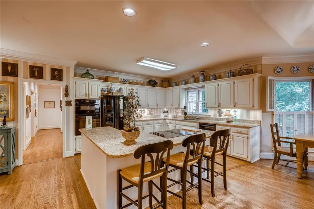 8260 Grogans Ferry Road, Sandy Springs, Georgia 30350, 4 Bedrooms Bedrooms, ,4 BathroomsBathrooms,Residential,Sold,8260 Grogans Ferry Road,6781337