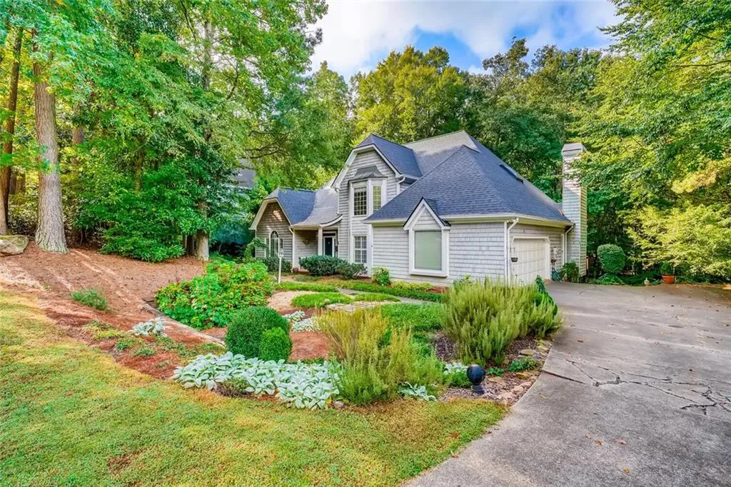 8260 Grogans Ferry Road, Sandy Springs, Georgia 30350, 4 Bedrooms Bedrooms, ,4 BathroomsBathrooms,Residential,Sold,8260 Grogans Ferry Road,6781337