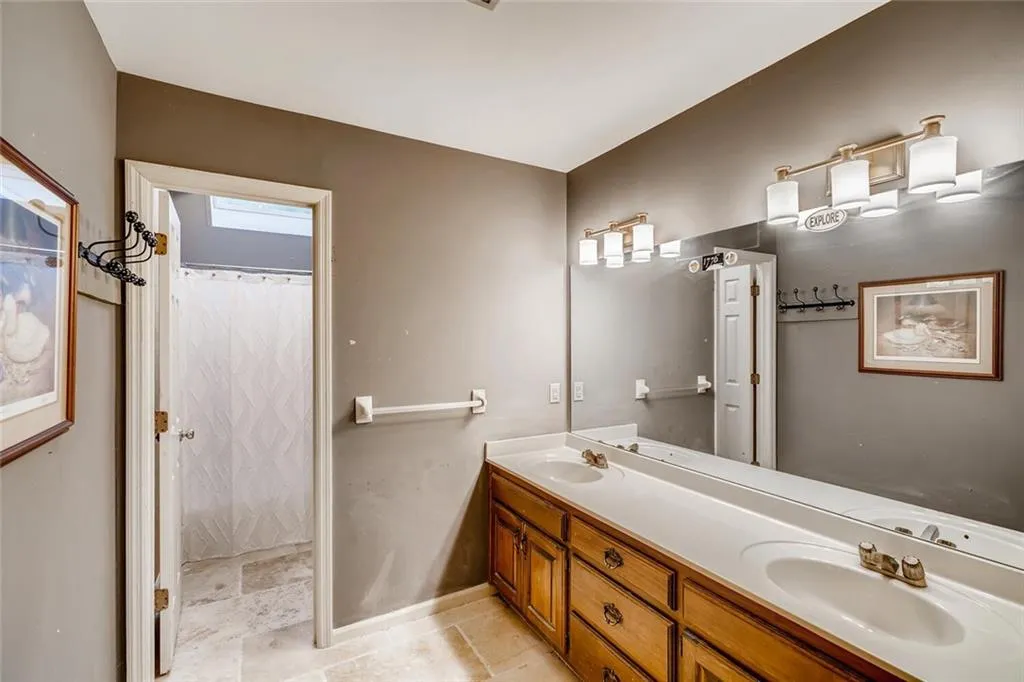 8260 Grogans Ferry Road, Sandy Springs, Georgia 30350, 4 Bedrooms Bedrooms, ,4 BathroomsBathrooms,Residential,Sold,8260 Grogans Ferry Road,6781337