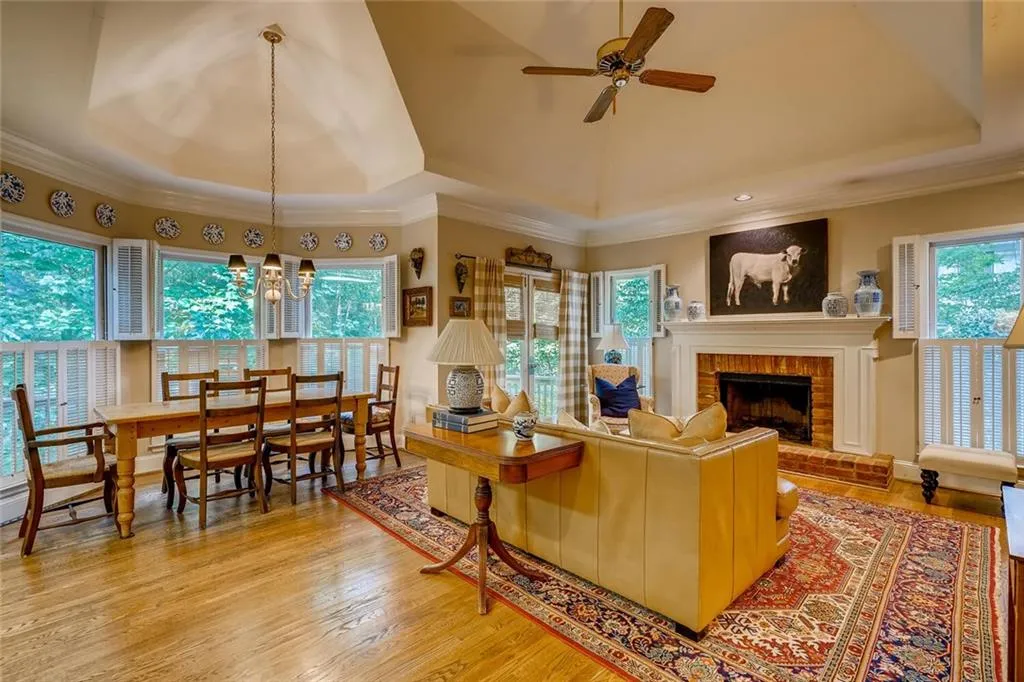 8260 Grogans Ferry Road, Sandy Springs, Georgia 30350, 4 Bedrooms Bedrooms, ,4 BathroomsBathrooms,Residential,Sold,8260 Grogans Ferry Road,6781337