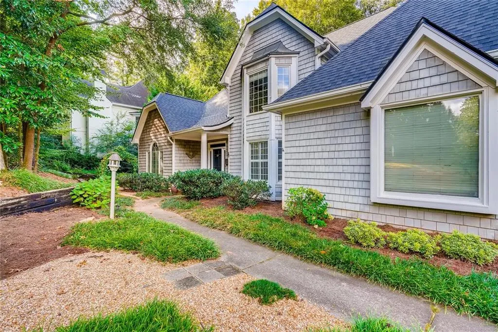 8260 Grogans Ferry Road, Sandy Springs, Georgia 30350, 4 Bedrooms Bedrooms, ,4 BathroomsBathrooms,Residential,Sold,8260 Grogans Ferry Road,6781337