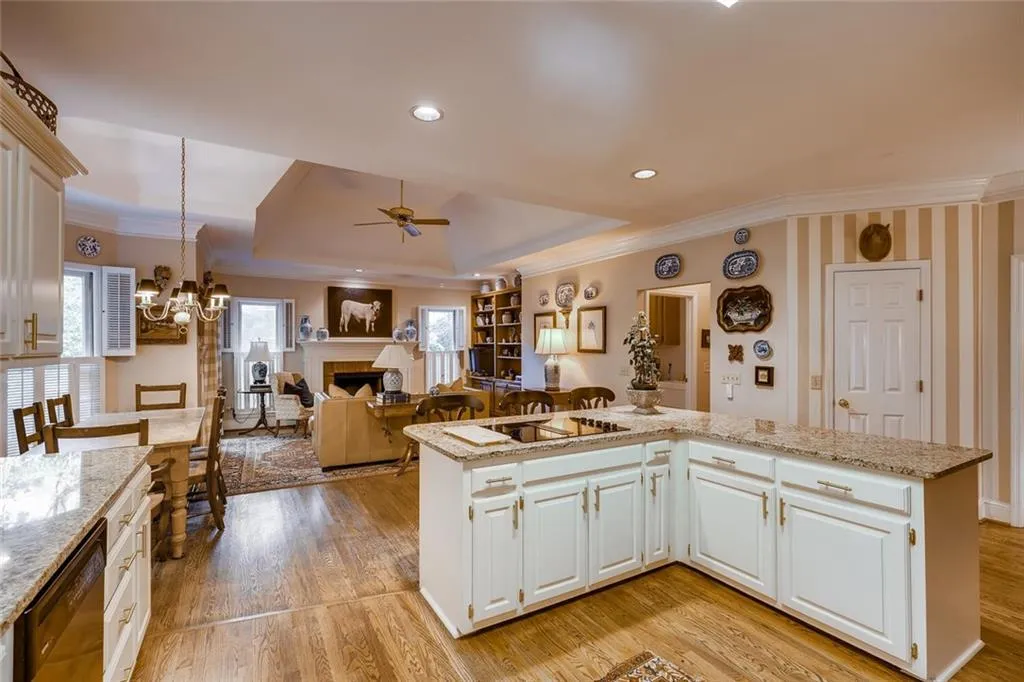 8260 Grogans Ferry Road, Sandy Springs, Georgia 30350, 4 Bedrooms Bedrooms, ,4 BathroomsBathrooms,Residential,Sold,8260 Grogans Ferry Road,6781337