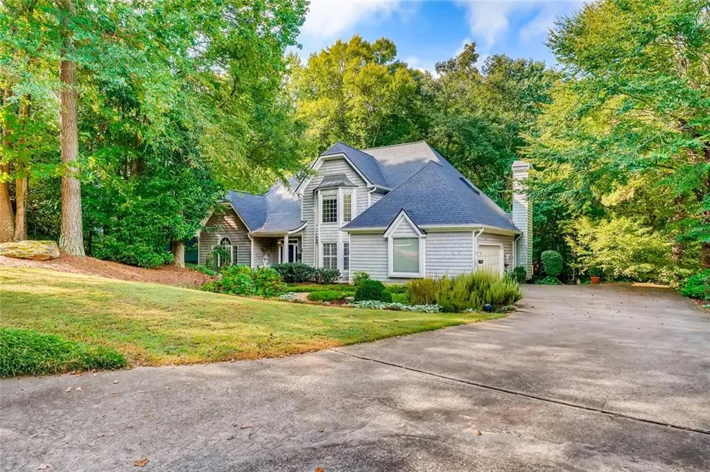 8260 Grogans Ferry Road, Sandy Springs, Georgia 30350, 4 Bedrooms Bedrooms, ,4 BathroomsBathrooms,Residential,Sold,8260 Grogans Ferry Road,6781337