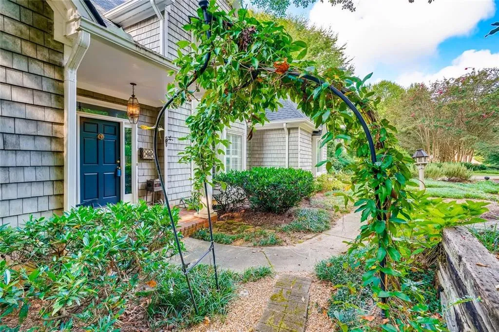8260 Grogans Ferry Road, Sandy Springs, Georgia 30350, 4 Bedrooms Bedrooms, ,4 BathroomsBathrooms,Residential,Sold,8260 Grogans Ferry Road,6781337