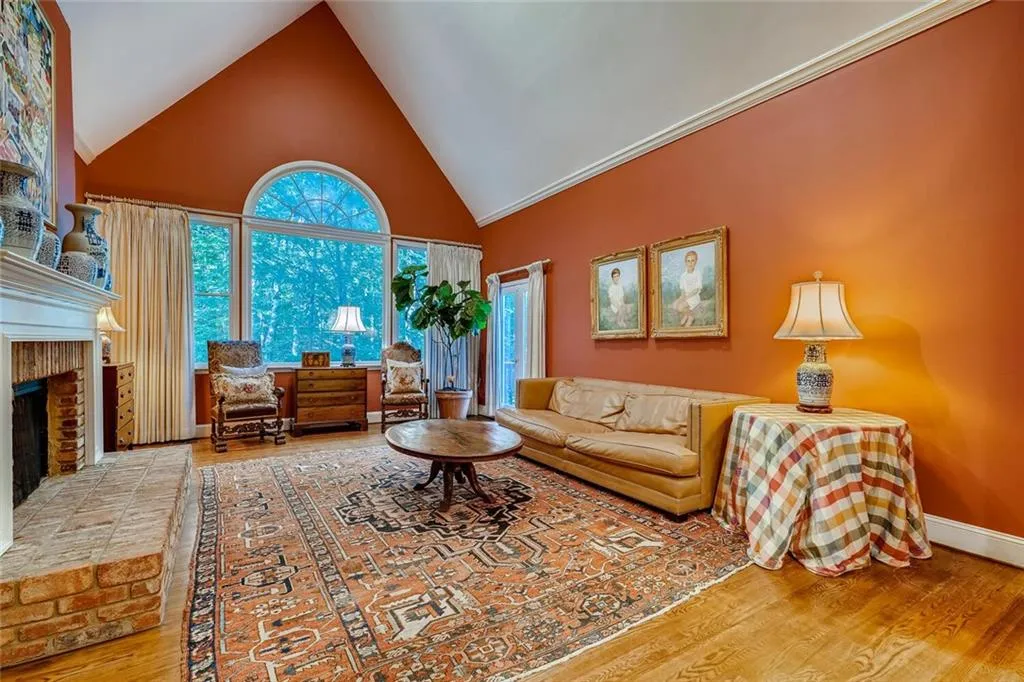 8260 Grogans Ferry Road, Sandy Springs, Georgia 30350, 4 Bedrooms Bedrooms, ,4 BathroomsBathrooms,Residential,Sold,8260 Grogans Ferry Road,6781337
