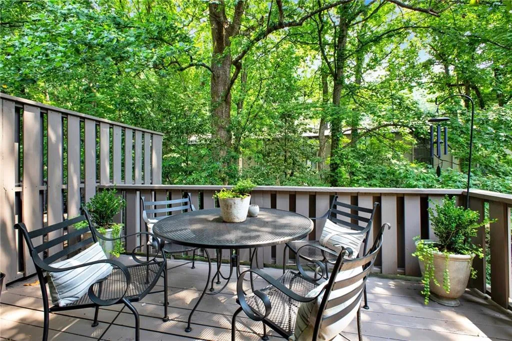 Deck with outdoor dining area