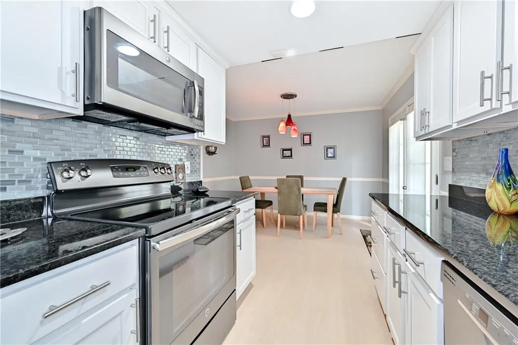 6900 Roswell Road Unit A4, Sandy Springs, Georgia 30328, 2 Bedrooms Bedrooms, ,2 BathroomsBathrooms,Residential,Sold,6900 Roswell Road Unit A4,6717615