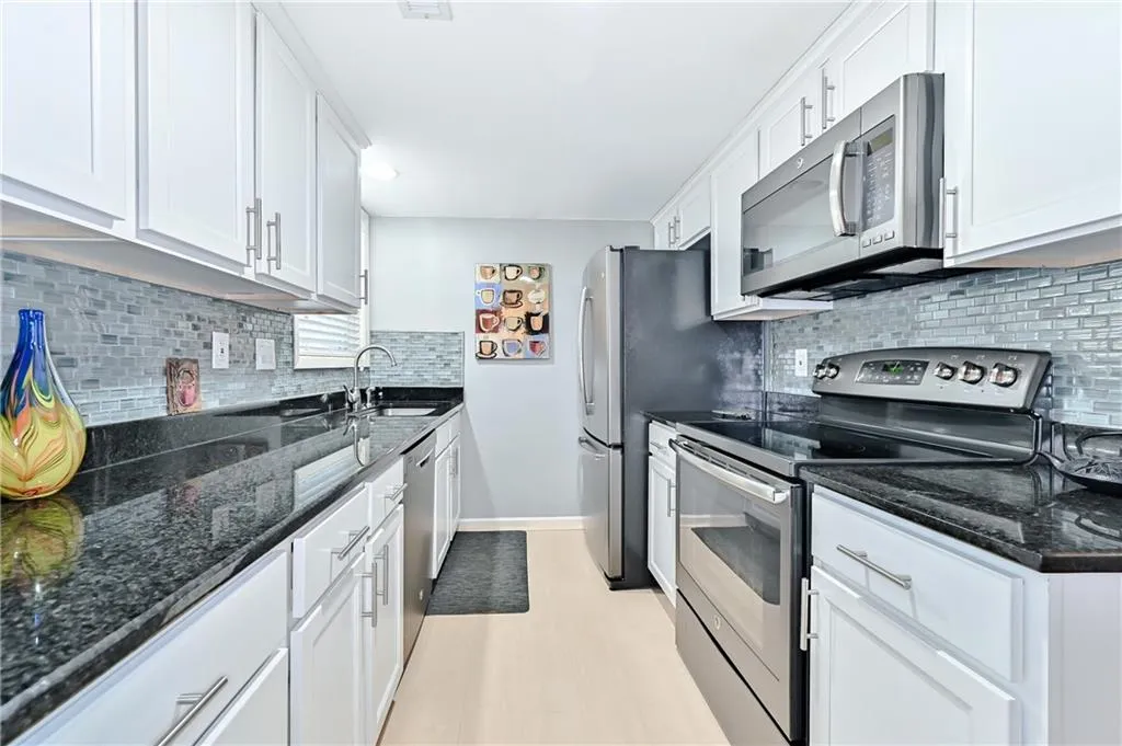 6900 Roswell Road Unit A4, Sandy Springs, Georgia 30328, 2 Bedrooms Bedrooms, ,2 BathroomsBathrooms,Residential,Sold,6900 Roswell Road Unit A4,6717615