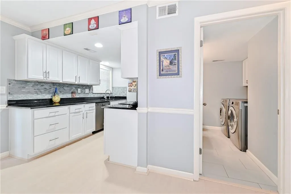 6900 Roswell Road Unit A4, Sandy Springs, Georgia 30328, 2 Bedrooms Bedrooms, ,2 BathroomsBathrooms,Residential,Sold,6900 Roswell Road Unit A4,6717615