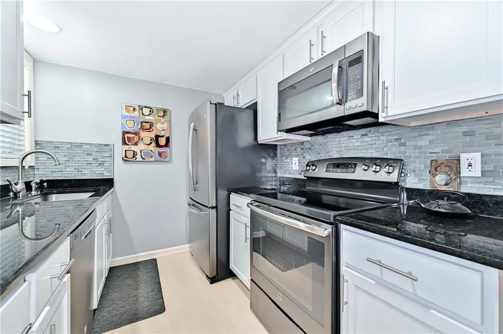 6900 Roswell Road Unit A4, Sandy Springs, Georgia 30328, 2 Bedrooms Bedrooms, ,2 BathroomsBathrooms,Residential,Sold,6900 Roswell Road Unit A4,6717615