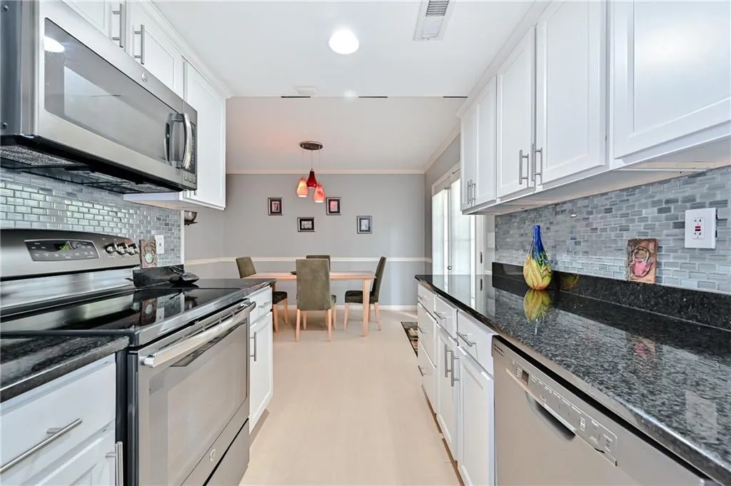 6900 Roswell Road Unit A4, Sandy Springs, Georgia 30328, 2 Bedrooms Bedrooms, ,2 BathroomsBathrooms,Residential,Sold,6900 Roswell Road Unit A4,6717615