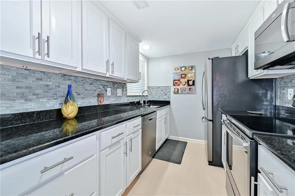 6900 Roswell Road Unit A4, Sandy Springs, Georgia 30328, 2 Bedrooms Bedrooms, ,2 BathroomsBathrooms,Residential,Sold,6900 Roswell Road Unit A4,6717615