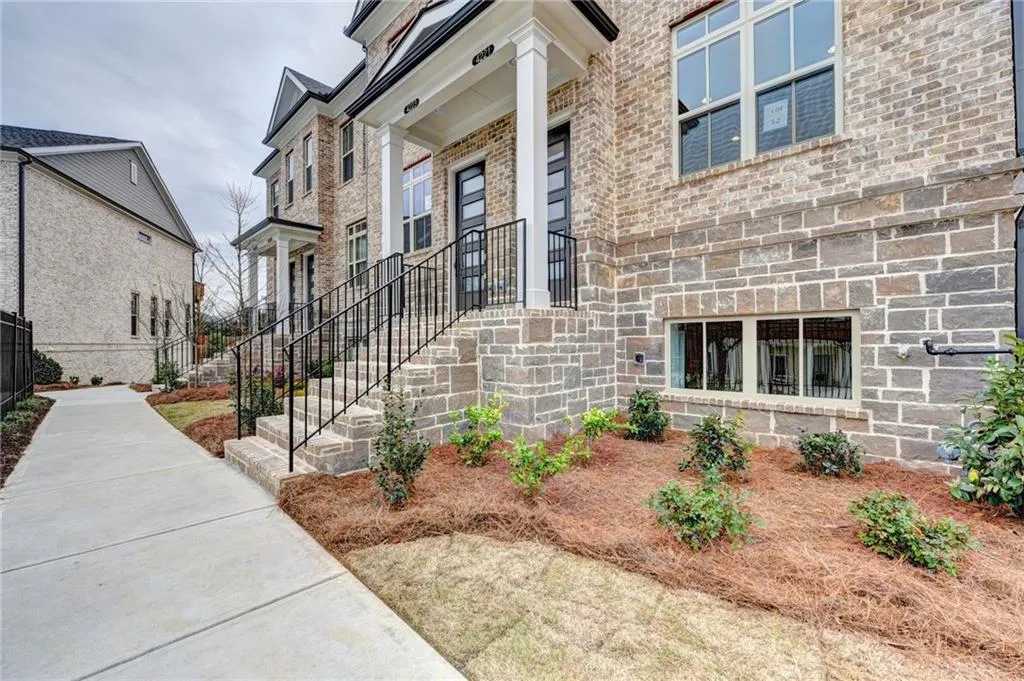 4247 Deming Circle, Atlanta, Georgia 30342, 2 Bedrooms Bedrooms, ,2 BathroomsBathrooms,Residential,Sold,4247 Deming Circle,5953355