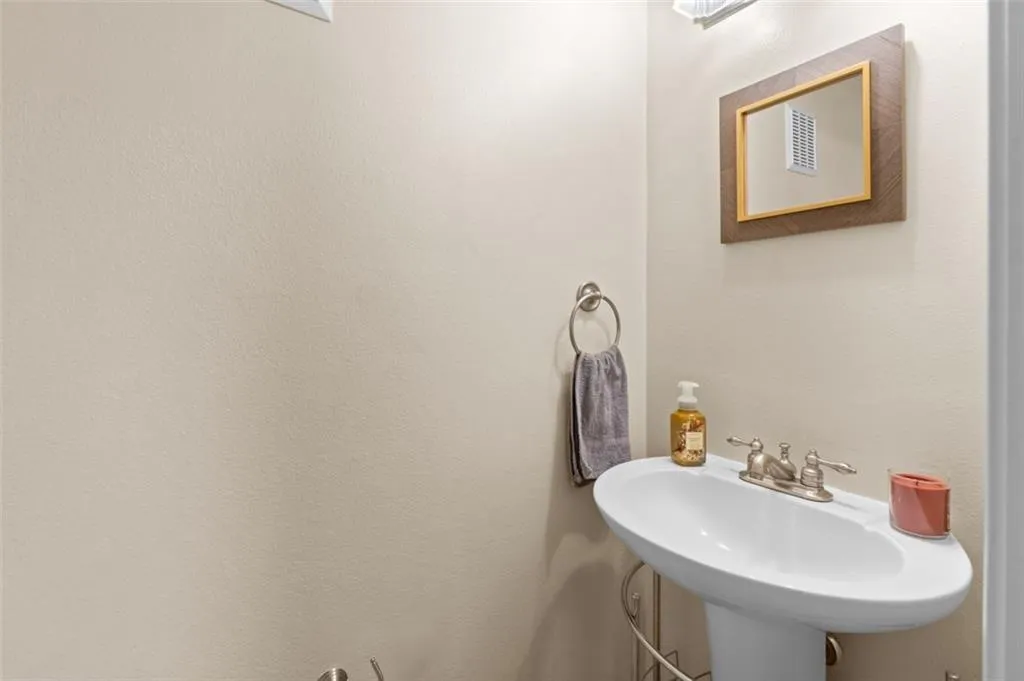 6940 Roswell Road Unit 11b, Atlanta, Georgia 30328, 2 Bedrooms Bedrooms, ,1 BathroomBathrooms,Residential,Sold,6940 Roswell Road Unit 11b,7373673