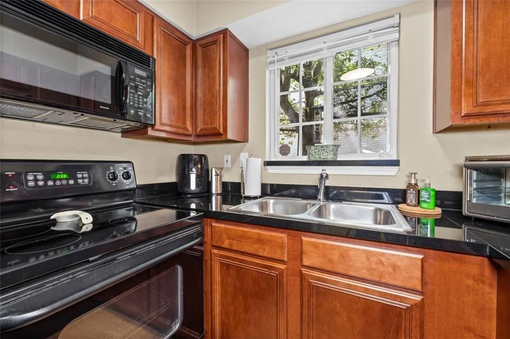 6940 Roswell Road Unit 11b, Atlanta, Georgia 30328, 2 Bedrooms Bedrooms, ,1 BathroomBathrooms,Residential,Sold,6940 Roswell Road Unit 11b,7373673