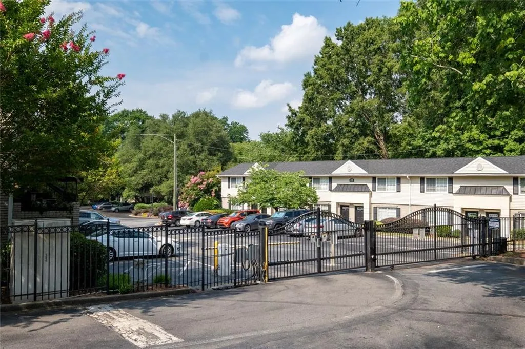 6940 Roswell Road Unit 11b, Atlanta, Georgia 30328, 2 Bedrooms Bedrooms, ,1 BathroomBathrooms,Residential,Sold,6940 Roswell Road Unit 11b,7373673