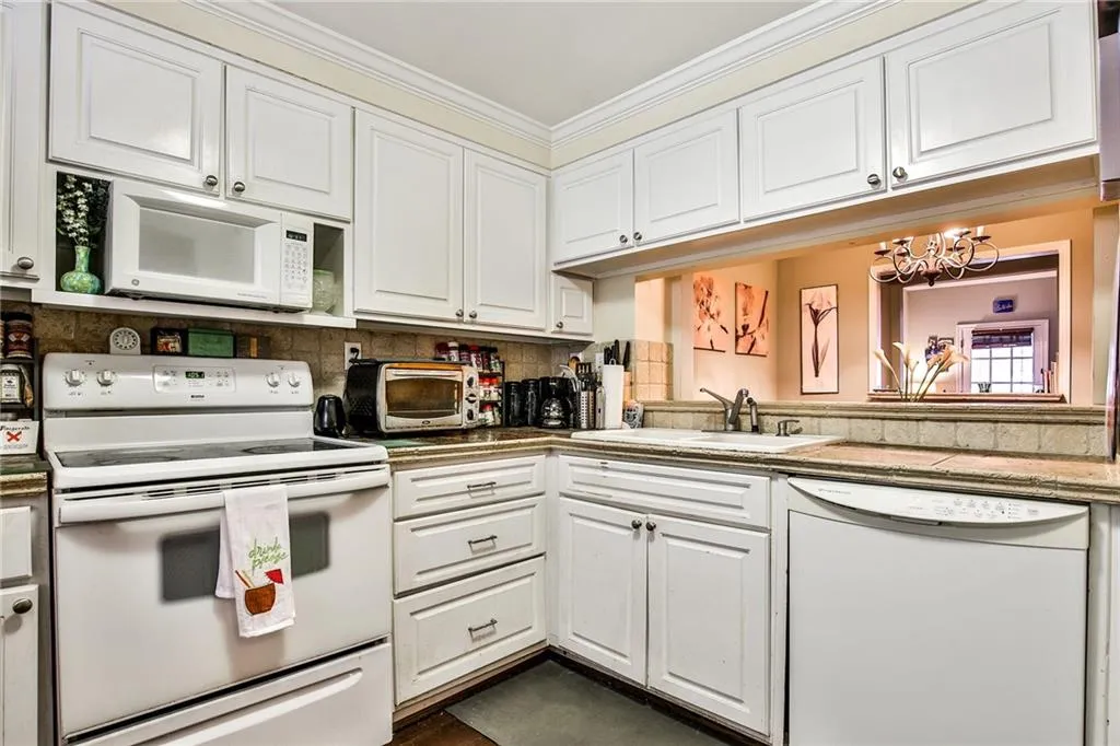 5050 Chemin De Vie Unit A, Atlanta, Georgia 30342, 2 Bedrooms Bedrooms, ,2 BathroomsBathrooms,Residential,Sold,5050 Chemin De Vie Unit A,6591032