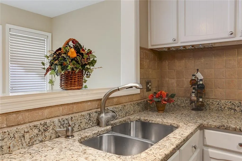 7750 Roswell Road Unit 11d, Sandy Springs, Georgia 30350, 3 Bedrooms Bedrooms, ,2 BathroomsBathrooms,Residential,Sold,7750 Roswell Road Unit 11d,6054508