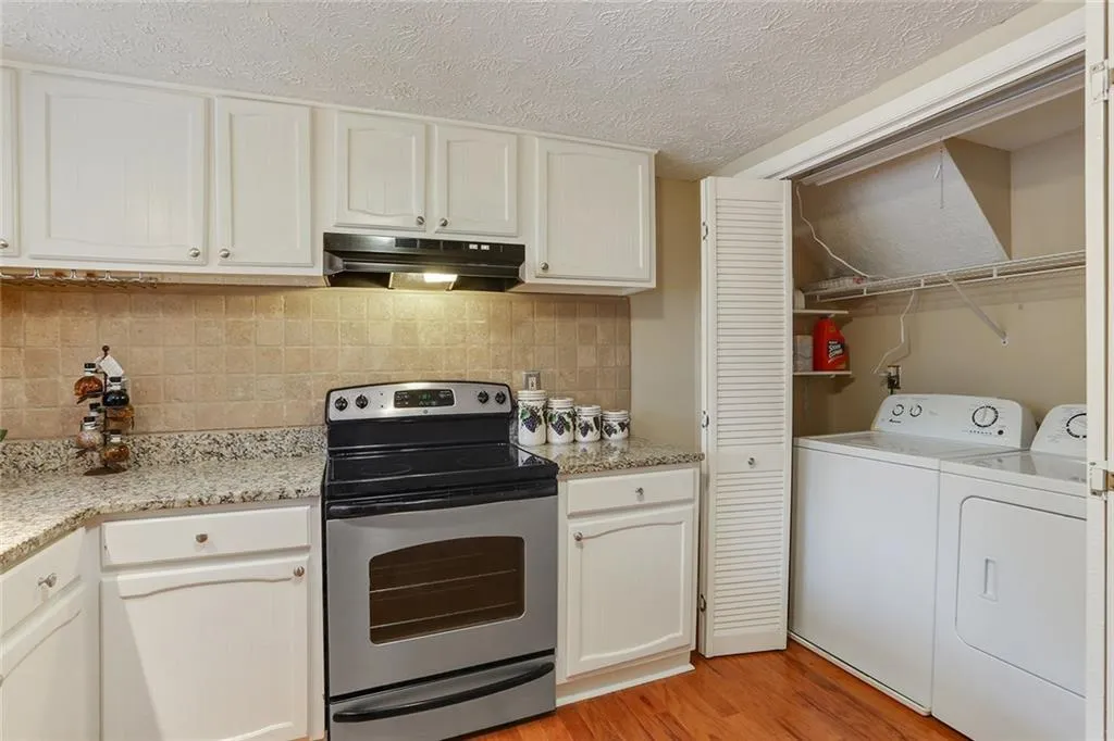 7750 Roswell Road Unit 11d, Sandy Springs, Georgia 30350, 3 Bedrooms Bedrooms, ,2 BathroomsBathrooms,Residential,Sold,7750 Roswell Road Unit 11d,6054508