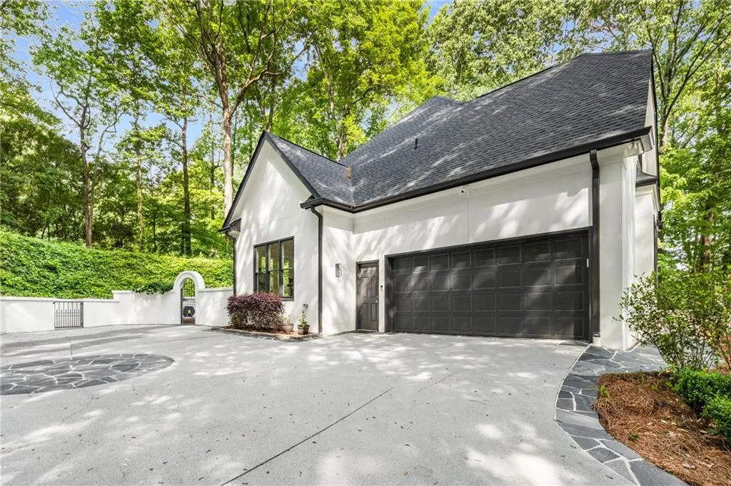 900 Edgewater Drive~ Hardcoat Stucco home built in 1986. Side entry garage. Plenty of parking on the driveway and space to turn around.