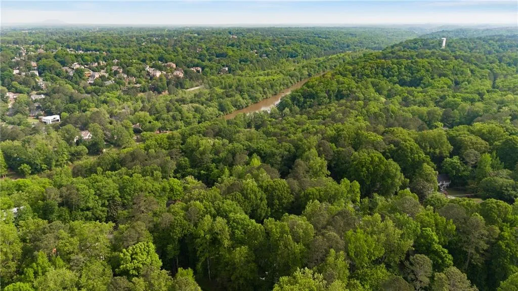 Birds eye view of property featuring a forest view