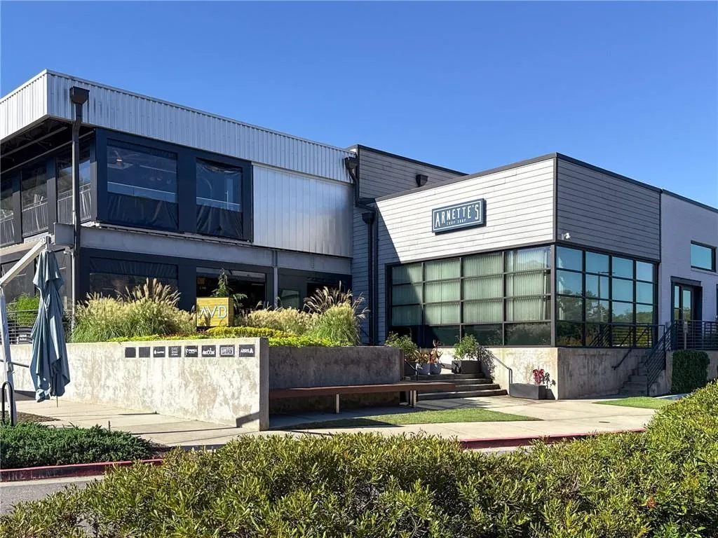 Arnette's steakhouse is one of several fine dining options in downtown Brookhaven just 10 minutes away