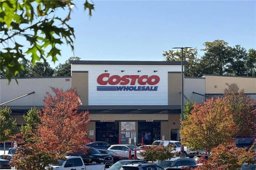 Costo, Publix, Target and all the conveniences are all right here.