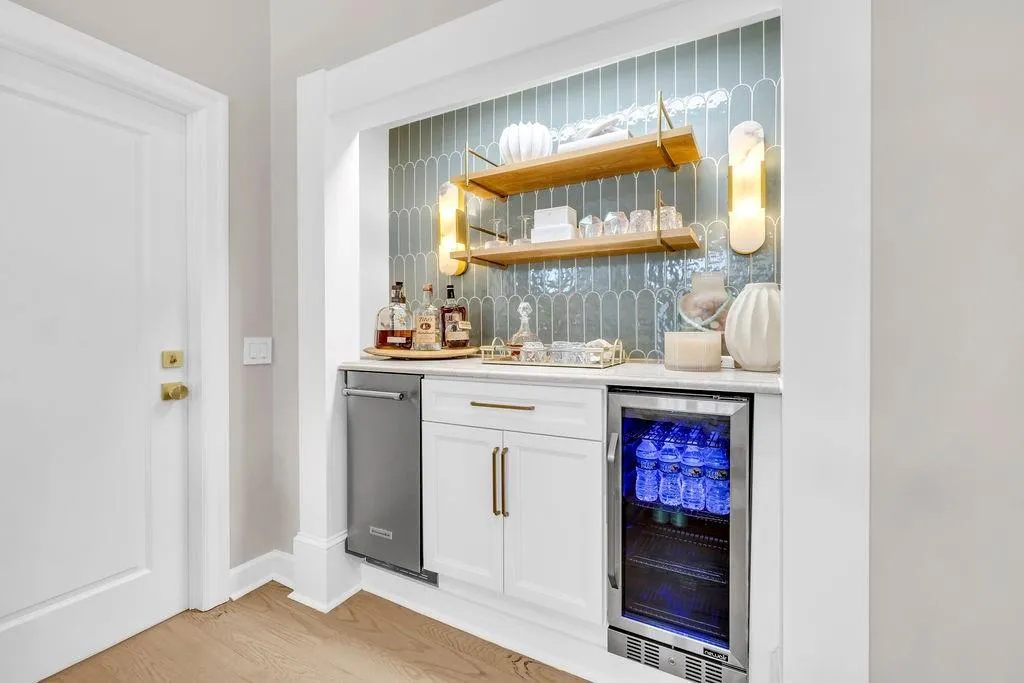 New Deluxe Bar with Icemaker & Beverage Cooler