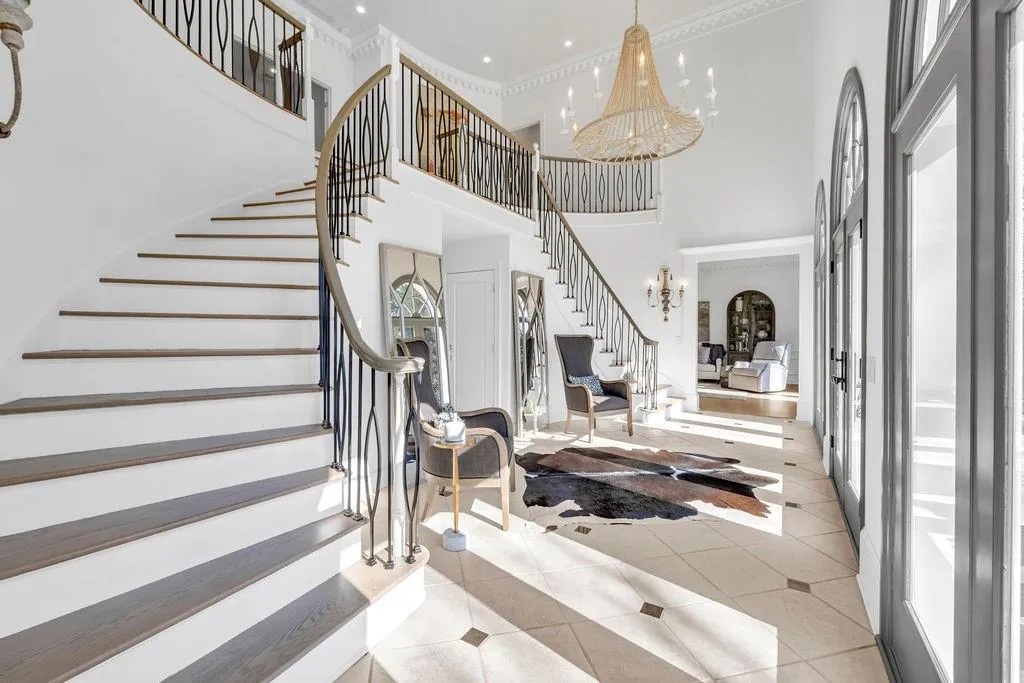 Dual Staircases to 2nd Floor