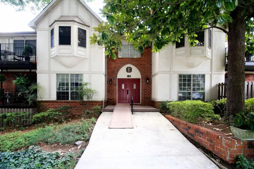6851 Roswell Road Unit E7, Sandy Springs, Georgia 30328, 4 Bedrooms Bedrooms, ,2 BathroomsBathrooms,Residential,Sold,6851 Roswell Road Unit E7,5871103