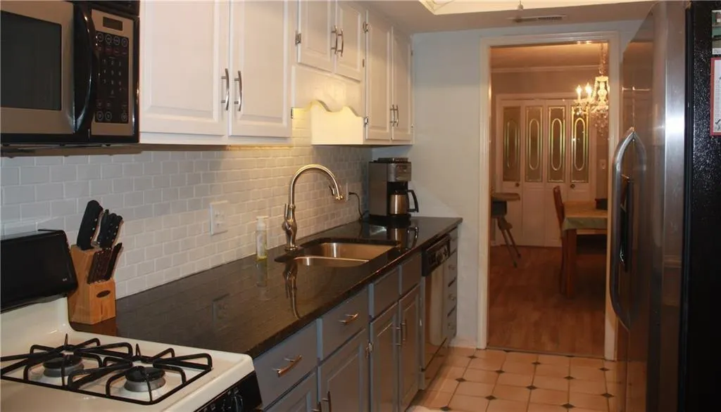 6851 Roswell Road Unit E7, Sandy Springs, Georgia 30328, 4 Bedrooms Bedrooms, ,2 BathroomsBathrooms,Residential,Sold,6851 Roswell Road Unit E7,5871103