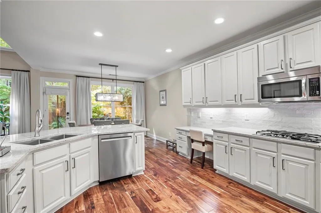 3200 Windsor Lake Drive Ne, Atlanta, Georgia 30319, 5 Bedrooms Bedrooms, ,4 BathroomsBathrooms,Residential,For Sale,3200 Windsor Lake Drive Ne,7673996