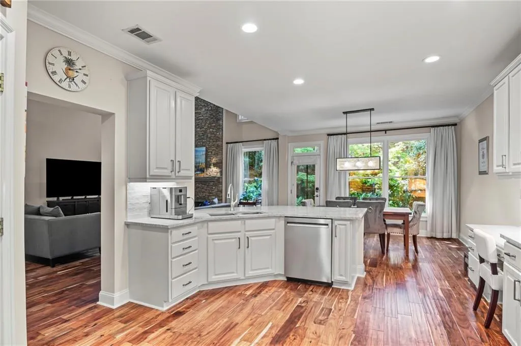 3200 Windsor Lake Drive Ne, Atlanta, Georgia 30319, 5 Bedrooms Bedrooms, ,4 BathroomsBathrooms,Residential,For Sale,3200 Windsor Lake Drive Ne,7673996