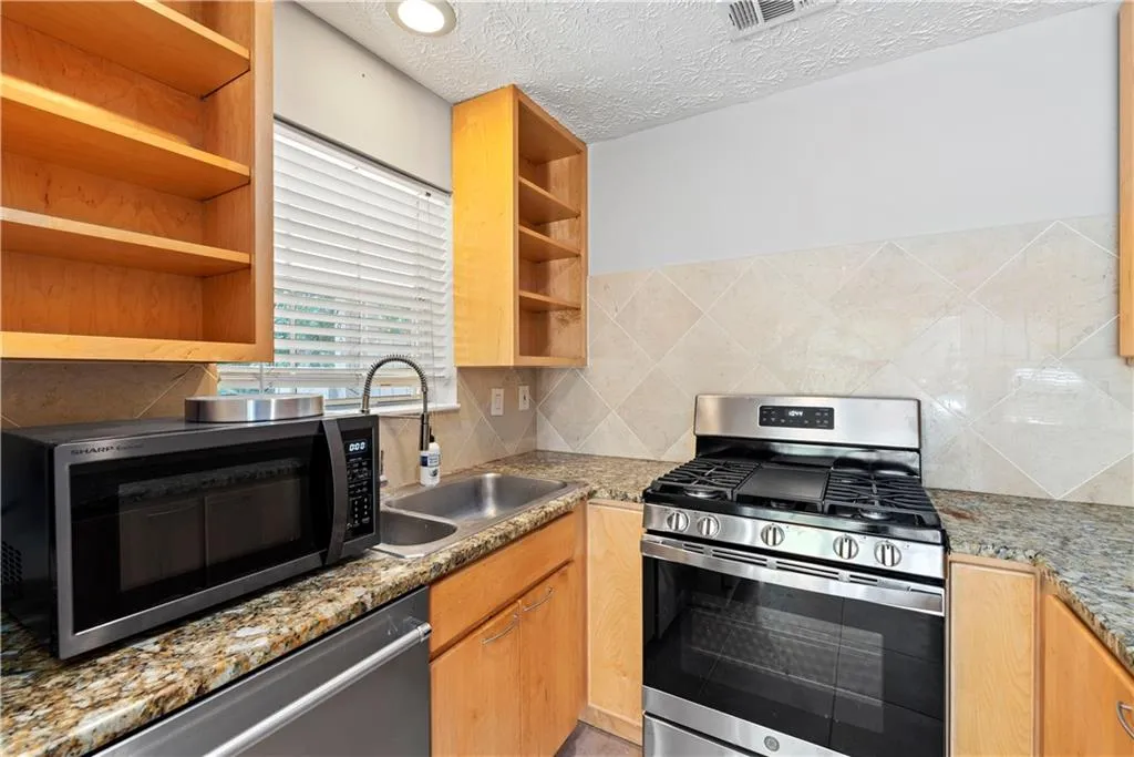 6808 Glenridge Drive Unit D, Atlanta, Georgia 30328, 1 Bedroom Bedrooms, ,1 BathroomBathrooms,Residential,Sold,6808 Glenridge Drive Unit D,6928213