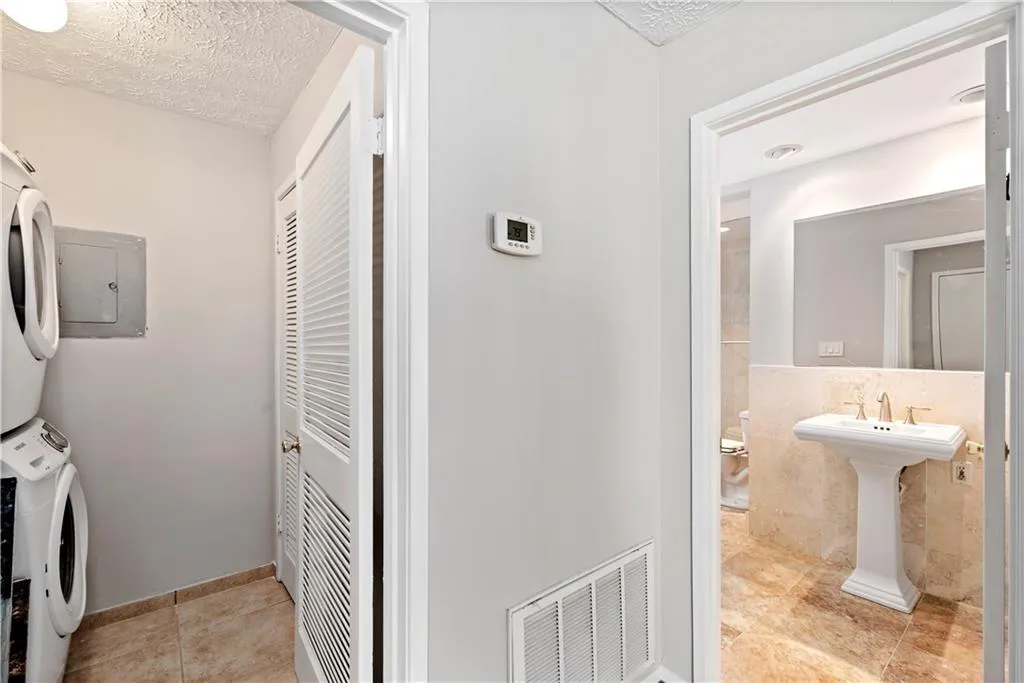 6808 Glenridge Drive Unit D, Atlanta, Georgia 30328, 1 Bedroom Bedrooms, ,1 BathroomBathrooms,Residential,Sold,6808 Glenridge Drive Unit D,6928213
